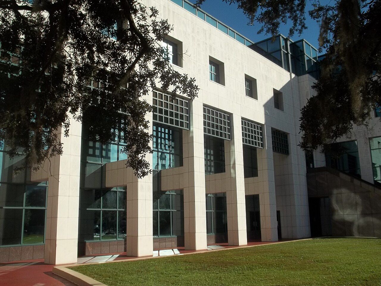 The Leon County Courthouse in Tallahassee, framed by live oaks